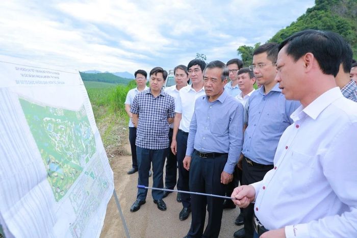 Bí thư Tỉnh ủy Lê Đức Thái và các thành viên trong đoàn kiểm tra Dự án Quy hoạch Khu đô thị dịch vụ và sân golf Lam Sơn - Sao Vàng.