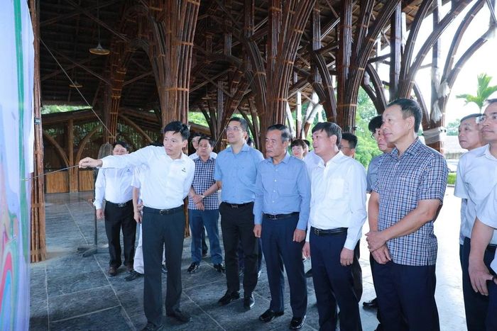 Bí thư Tỉnh ủy Lê Đức Thái và các thành viên trong đoàn kiểm tra Dự án Công viên sinh thái tre luồng Thanh Tam.