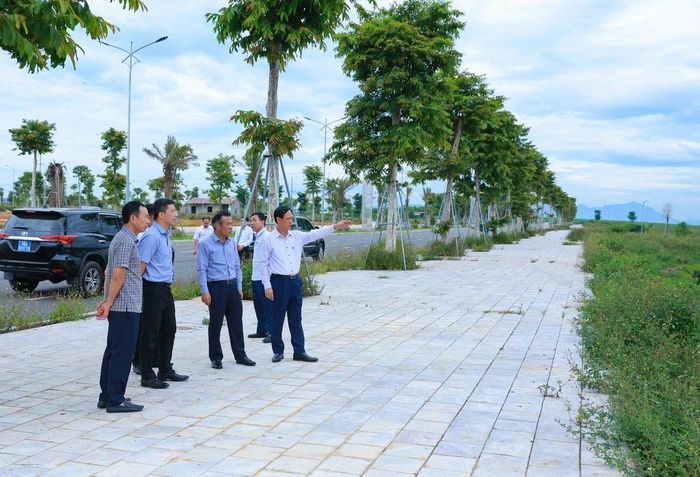 Bí thư Tỉnh ủy Lê Đức Thái và các thành viên trong đoàn kiểm tra dự án Dự án số 2 Khu đô thị mới Sao Mai Lam Sơn - Sao Vàng.
