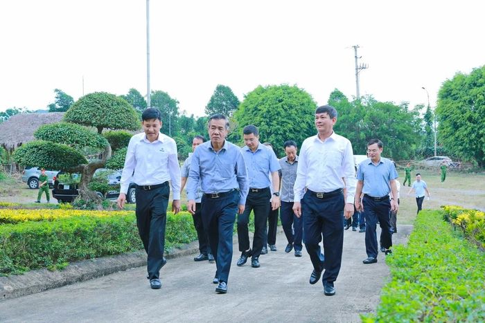 Bí thư Tỉnh ủy Lê Đức Thái và các thành viên trong đoàn kiểm tra dự án tại xã Lam Sơn.