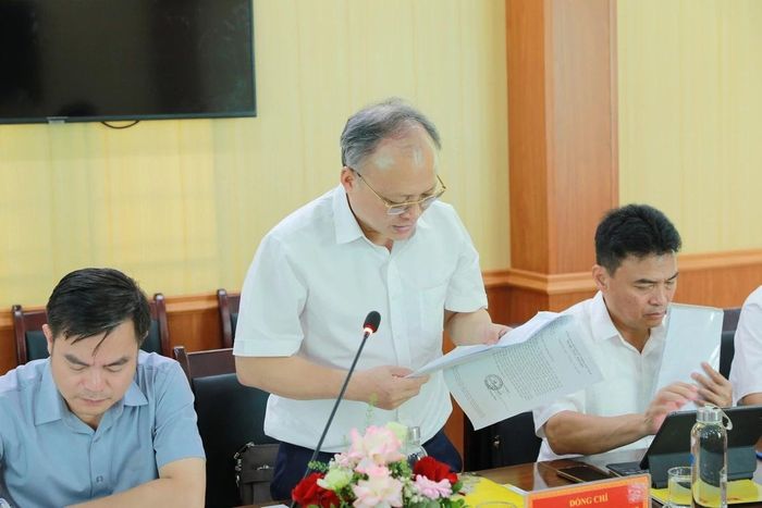 Giám đốc Sở Tài chính Lê Trọng Thụ trình bày báo cáo về những khó khăn, vướng mắc của các dự án trên địa bàn xã Lam Sơn và xã Sao Vàng.