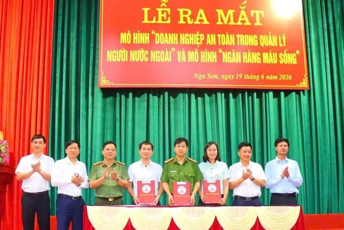 Các đơn vị ký cam kết tham gia mô hình “Ngân hàng máu sống”.
