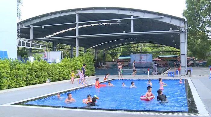 Các lớp dạy bơi và kỹ năng an toàn hè góp phần tạo môi trường phát triển toàn diện, giúp trẻ giảm thời gian sử dụng thiết bị điện tử.