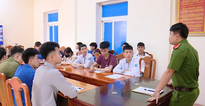 Công an xã Thạch Bình tuyên truyền, hướng dẫn học sinh nhận diện rủi ro và trang bị kỹ năng sử dụng internet an toàn trong dịp nghỉ hè.