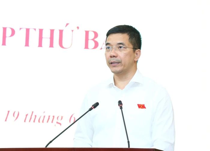 Đồng chí Nguyễn Hồng Phong, Ủy viên dự khuyết Trung ương Đảng, Phó Bí thư Thường trực Tỉnh ủy, Chủ tịch HĐND tỉnh phát biểu khai mạc kỳ họp.