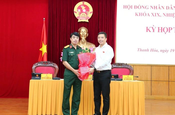 Đồng chí Nguyễn Hồng Phong, Ủy viên dự khuyết Trung ương Đảng, Phó Bí thư Thường trực Tỉnh ủy, Chủ tịch HĐND tỉnh tặng hoa chúc mừng đồng chí Đinh Bạt Văn.