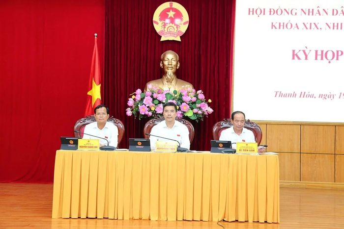 Các đồng chí Thường trực HĐND tỉnh chủ tọa, điều hành ky họp.