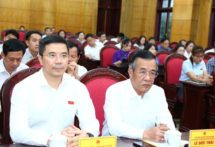 Các đồng chí: Lê Đức Thái, Ủy viên Trung ương Đảng, Bí thư Tỉnh ủy, Trưởng Đoàn ĐBQH tỉnh; Nguyễn Hồng Phong, Ủy viên dự khuyết Trung ương Đảng, Phó Bí thư Thường trực Tỉnh ủy, Chủ tịch HĐND tỉnh dự kỳ họp.