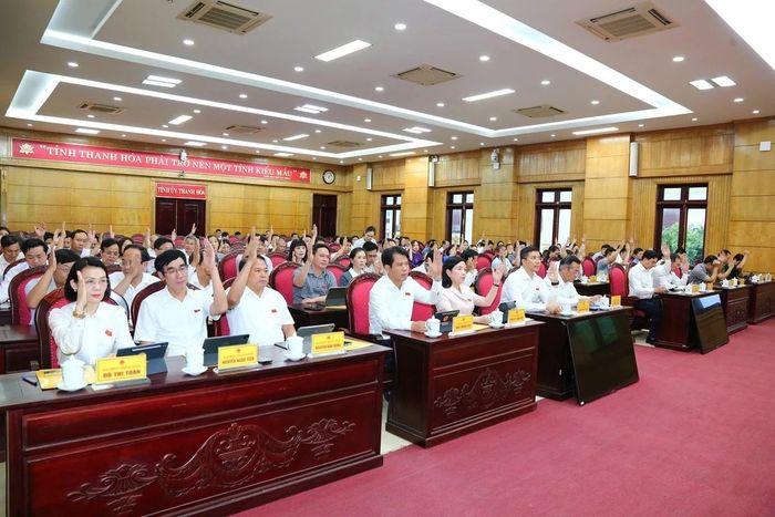 Đại biểu HĐND tỉnh biểu quyết thông qua các nghị quyết tại kỳ họp.