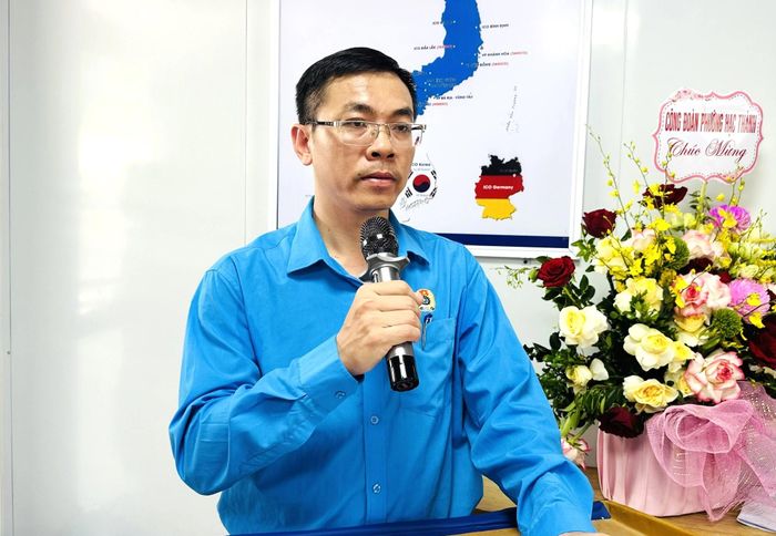 Chủ tịch Công đoàn phường Hạc Thành Nguyễn Văn Tiến công bố quyết định thành lập Công đoàn cơ sở Công ty CP nhân lực Hucenco.