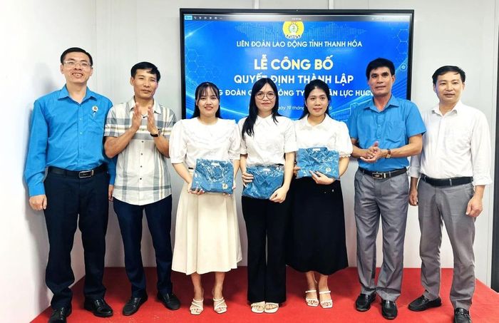 Ban Chấp hành Công đoàn Công ty CP nhân lực Hucenco ra mắt nhận nhiệm vụ.