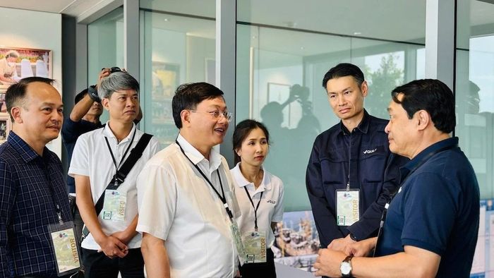 Phó Chủ tịch Thường trực UBND tỉnh Mai Xuân Liêm khảo sát tại nhà máy LNG.