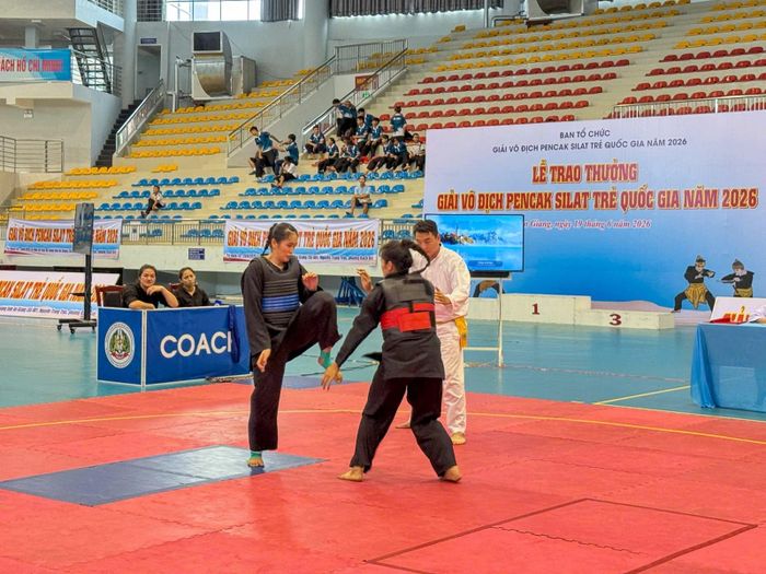 VĐV Lê Thị Trà (giáp xanh) tranh tài ở hạng cân 75kg nữ.