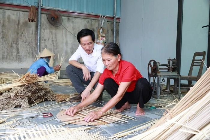 Anh Trương Văn Cường - Chủ cơ sở Mây tre đan Hoàng Lan trực tiếp hướng dẫn kỹ thuật, hỗ trợ lao động trong quá trình sản xuất.