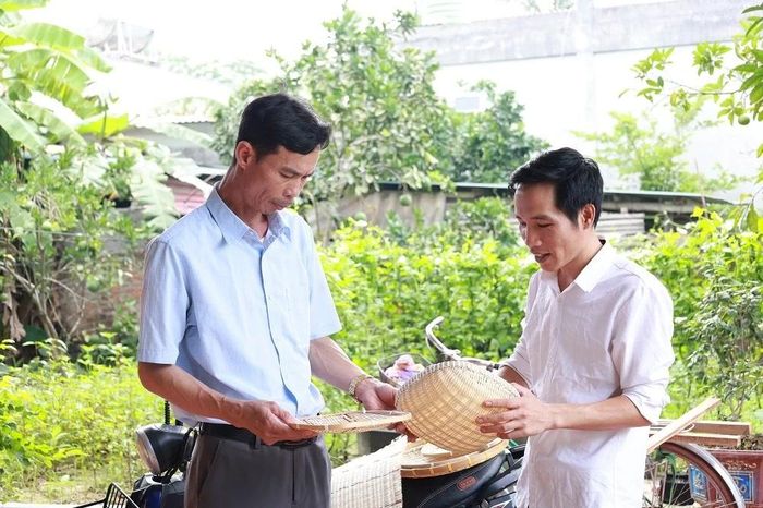 Anh Trương Văn Cường kiểm tra chất lượng sản phẩm trước khi hoàn thiện và bàn giao.