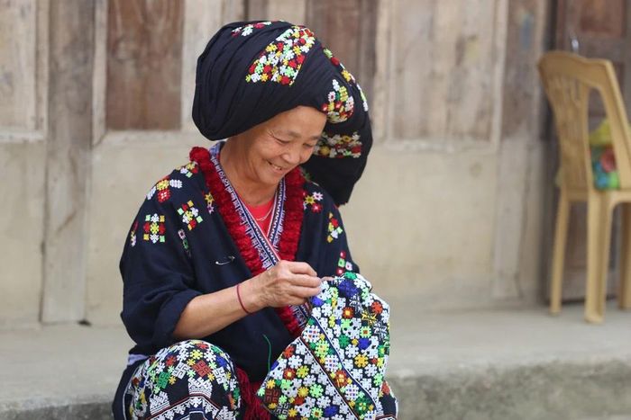 Bà Tặng Thị Phấy là những người có nhiều kinh nghiệm trong thêu thùa trang phục truyền thống ở Suối Tút.