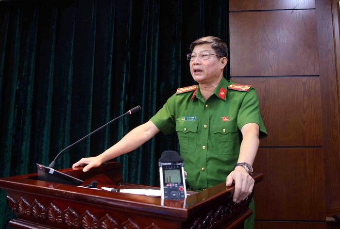 Đại tá Chu An Thanh, Trưởng phòng Cảnh sát điều tra tội phạm về tham nhũng, kinh tế, buôn lậu, môi trường Công an Thành phố thông tin về các vụ án. Ảnh: Cổng thông tin điện tử Công an TP Hà Nội.