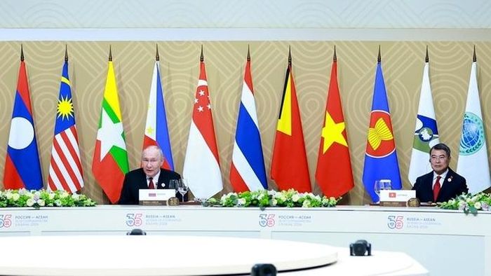 Tổng thống Nga Vladimir Putin và Thủ tướng Lê Minh Hưng cùng trưởng đoàn các nước tham dự Hội nghị cấp cao kỷ niệm 35 năm quan hệ ASEAN - Nga làm việc về hội nhập Á - Âu - Ảnh: TTXVN