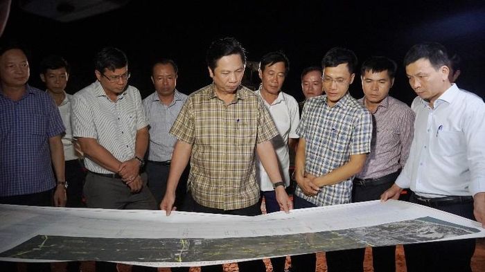 Phó Chủ tịch Thường trực UBND tỉnh Quảng Trị Hoàng Nam kiểm tra tiến độ dự án đoạn qua xã Mỹ Thủy