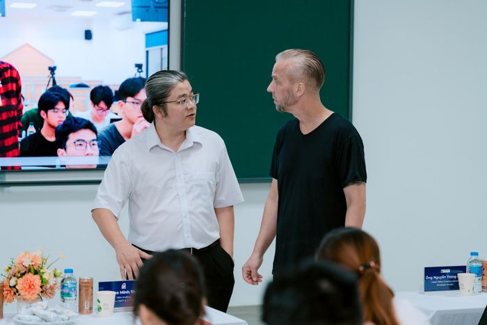 Giáo sư Markus Wiemker (bên phải) trao đổi tại sự kiện