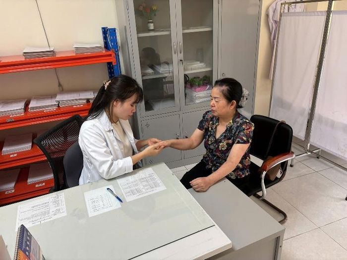 Người dân có thể chủ động đăng ký khám thông qua ứng dụng di động "BV Da liễu TW".