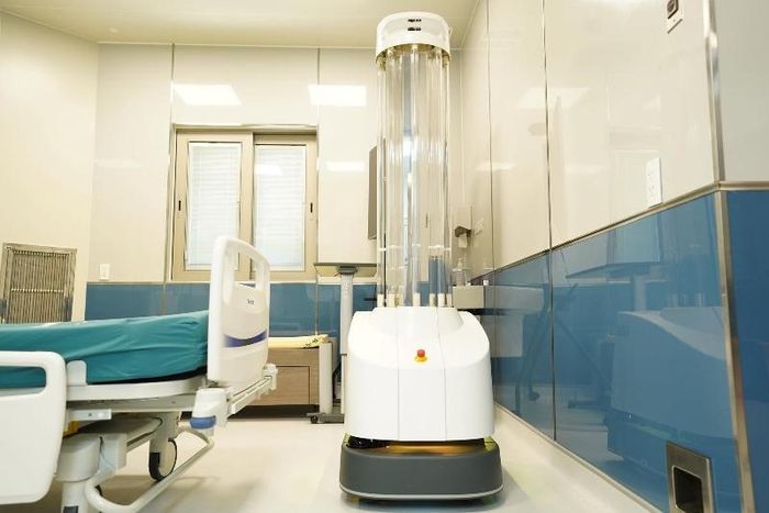 Bệnh viện Chợ Rẫy cũng đã đưa vào hoạt động 2 robot khử khuẩn công nghệ mới bằng tia cực tím (UV).