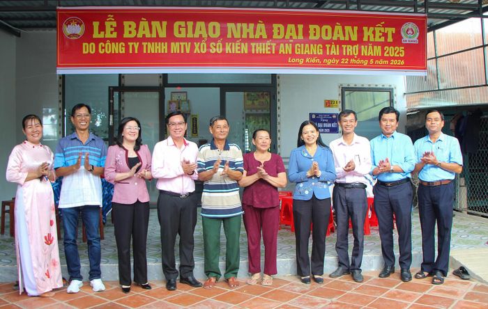 Niềm vui của gia đình ông Lê Thanh Mẫm khi có được căn nhà mơ ước. Ảnh: HẠNH CHÂU