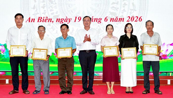 Trao giấy khen của UBND xã An Biên cho các cá nhân có thành tích trong công tác sưu tầm tư liệu lịch sử, xây dựng hồ sơ đề nghị công nhận xã an toàn khu.