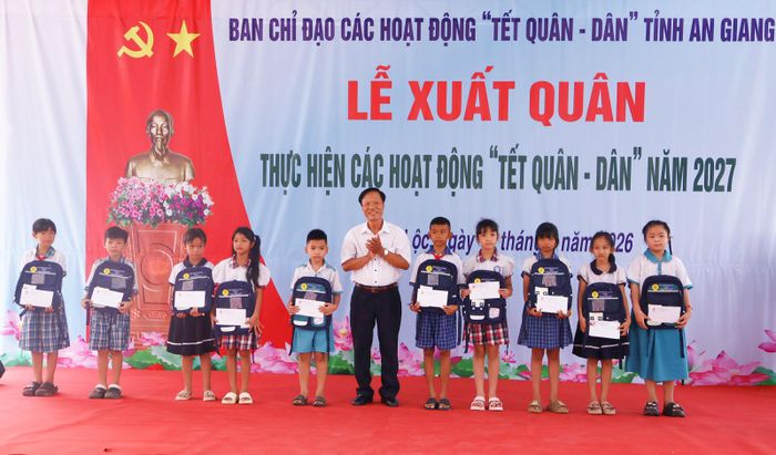 Ông Nguyễn Hoàng Minh, Chủ tịch Hội nạn nhân chất độc da cam/dioxin tỉnh trao học bổng cho học sinh nghèo vượt khó.
