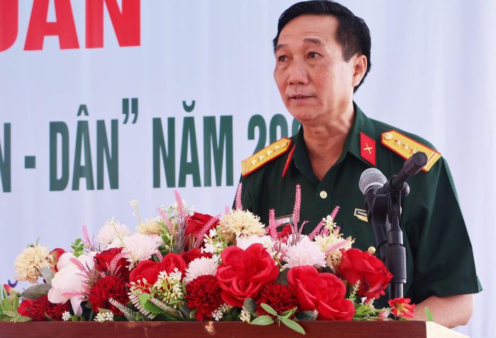 Đại tá Cao Minh Tâm, Phó Chính ủy Bộ Chỉ huy Quân sự tỉnh, Phó trưởng Ban Thường trực Ban Chỉ đạo các hoạt động Tết Quân - Dân năm 2027 tỉnh An Giang phát biểu tại lễ xuất quân.