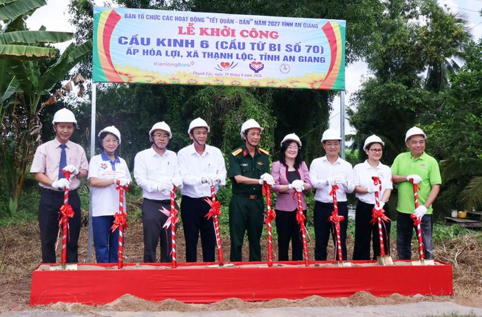 Ban Chỉ đạo các hoạt động Tết Quân - Dân năm 2027 tỉnh An Giang cùng nhà tài trợ thực hiện nghi thức khởi công xây dựng cầu Kênh 6 tại ấp Hòa Lợi.