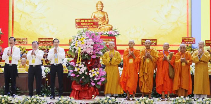 Phó Bí thư Thường trực Tỉnh ủy, Chủ tịch HĐND tỉnh An Giang Nguyễn Thanh Nhàn; Ủy viên Ban Thường vụ Tỉnh ủy, Phó Chủ tịch Thường trực Ủy ban MTTQ Việt Nam tỉnh Lê Thanh Việt; Phó Chủ tịch UBND tỉnh Lê Văn Phước tặng hoa chúc mừng đại hội.