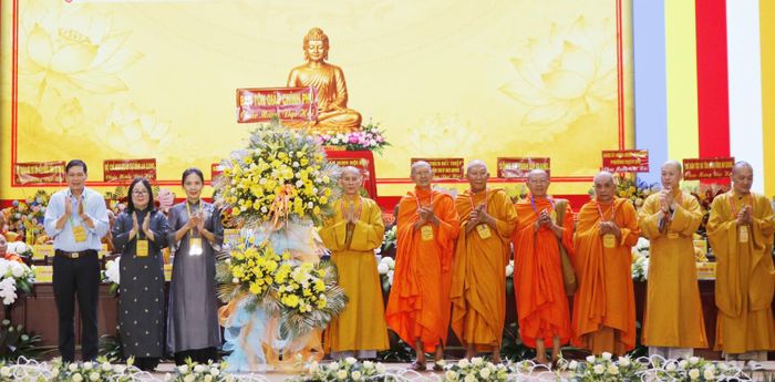 Ban Tôn giáo Chính phủ (Bộ Dân tộc và Tôn giáo) tặng hoa chúc mừng đại hội.