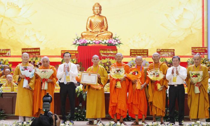 Phó Bí thư Thường trực Tỉnh ủy, Chủ tịch HĐND tỉnh Nguyễn Thanh Nhàn và Ủy viên Ban Thường vụ Tỉnh ủy, Phó Chủ tịch Thường trực Ủy ban MTTQ Việt Nam tỉnh Lê Thanh Việt tặng bằng khen của Chủ tịch UBND tỉnh cho tập thể.