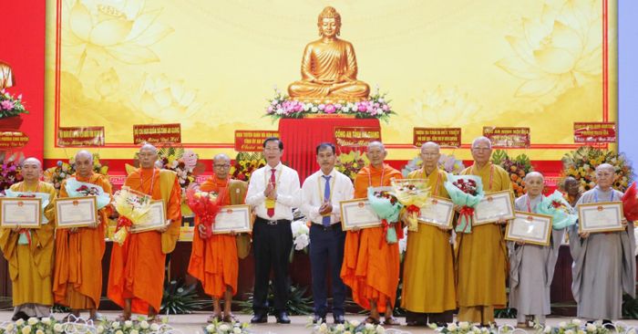 Phó Chủ tịch UBND tỉnh An Giang Lê Văn Phước (thứ năm, từ trái qua), Giám đốc Sở Dân tộc và Tôn giáo tỉnh An Giang Danh Phúc (thứ sáu, từ phải qua) tặng bằng khen cho các cá nhân.