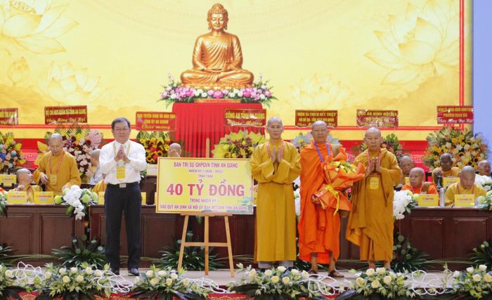 Ban Trị sự Giáo hội Phật giáo Việt Nam tỉnh An Giang trao bảng tượng trưng thực hiện công tác từ thiện xã hội nhiệm kỳ 2026 - 2031 với tổng kinh phí 40 tỷ đồng.