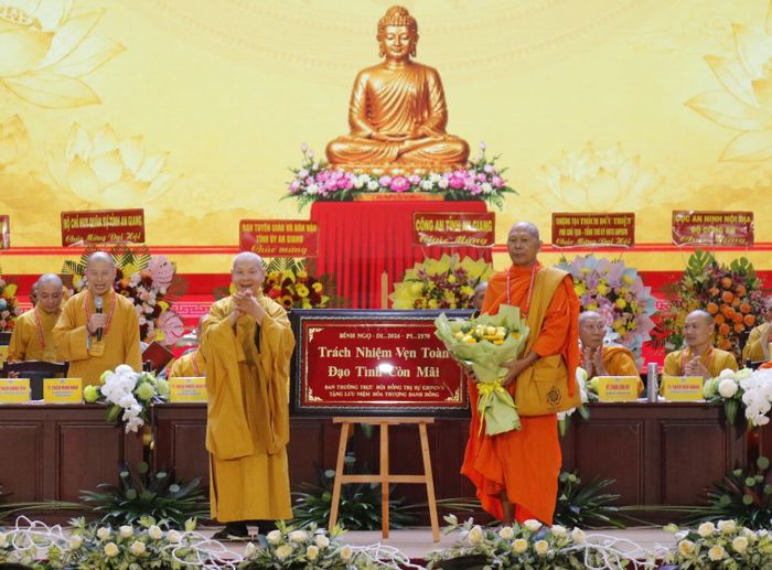 Hòa thượng Thích Thiện Nhơn tặng bức khánh cho Hòa thượng Danh Đổng vì đã có nhiều đóng góp cho sự phát triển của Phật giáo Việt Nam.