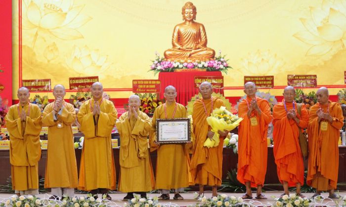 Hòa thượng Thích Thiện Nhơn, Phó Pháp chủ Hội đồng Chứng minh, Chủ tịch Hội đồng Trị sự Giáo hội Phật giáo Việt Nam tặng bằng tuyên dương công đức cho tập thể.