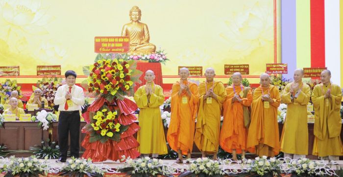 Ủy viên Ban Thường vụ Tỉnh ủy, Trưởng ban Tuyên giáo và Dân vận Tỉnh ủy Tống Phước Trường tặng hoa chúc mừng đại hội.