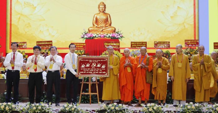 Phó Bí thư Thường trực Tỉnh ủy, Chủ tịch HĐND tỉnh An Giang Nguyễn Thanh Nhàn cùng các đồng chí lãnh đạo tỉnh trao tặng bức trướng cho đại hội.