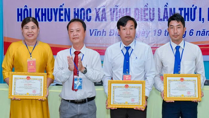 Phó Chủ tịch UBND xã Vĩnh Điều Lương Đắc Tường trao giấy khen cho các cá nhân.