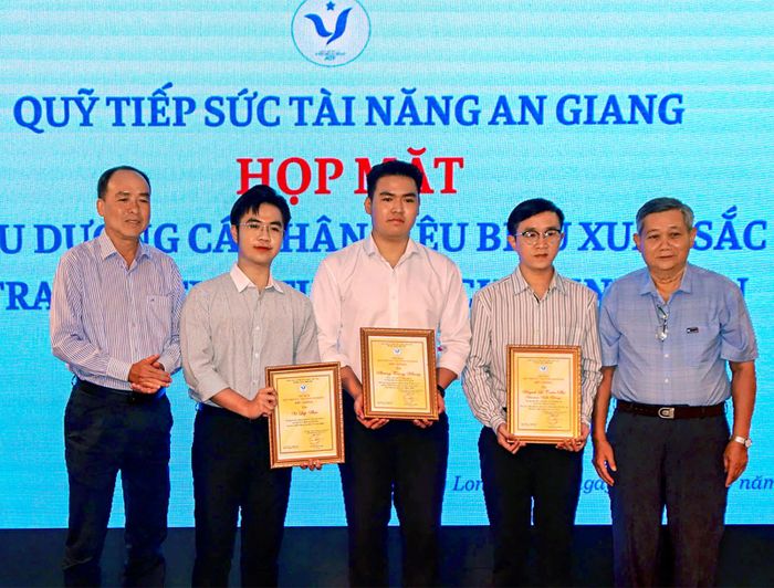 Tác giả Vĩnh Thông (thứ hai, từ phải qua) được Quỹ Tiếp sức tài năng An Giang biểu dương là cá nhân tiêu biểu xuất sắc có đóng góp cho lĩnh vực văn hóa, nghệ thuật An Giang năm 2026.