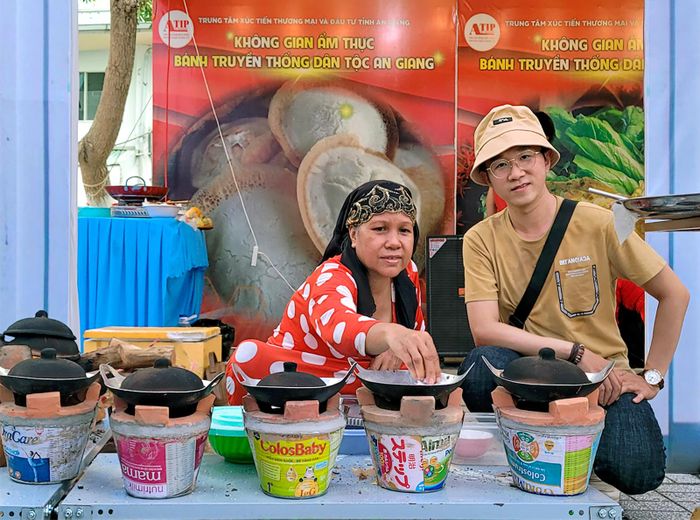 Nhà nghiên cứu Vĩnh Thông tìm hiểu về ẩm thực dân gian của đồng bào Chăm trong sự kiện "Không gian ẩm thực bánh truyền thống dân tộc tỉnh An Giang" vào năm 2024 tại Long Xuyên.