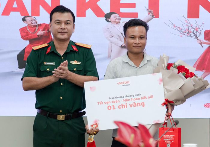Phó Giám đốc Viettel An Giang Nguyễn Minh Chí trao thưởng cho khách hàng trúng vàng.