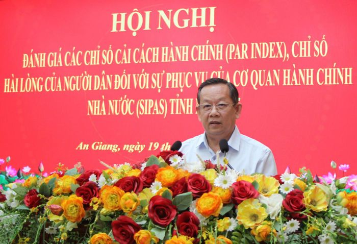 Giám đốc Sở Nội vụ tỉnh An Giang Nguyễn Hoàng Thông báo cáo đánh giá kết quả thực hiện tại hội nghị.