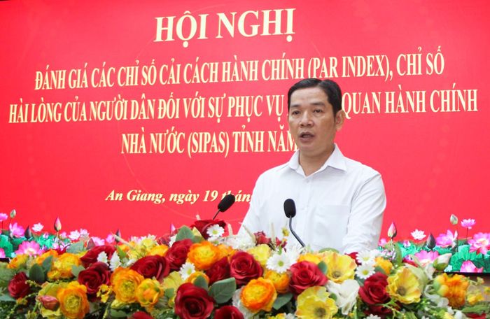 Phó Giám đốc Sở Tài chính tỉnh An Giang Trương Ngọc Hưng báo cáo tại hội nghị.