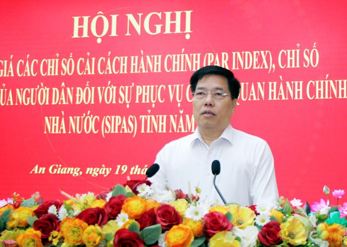 Vụ trưởng Vụ cải cách hành chính, Bộ Nội vụ Phạm Minh Hùng phát biểu tại hội nghị.