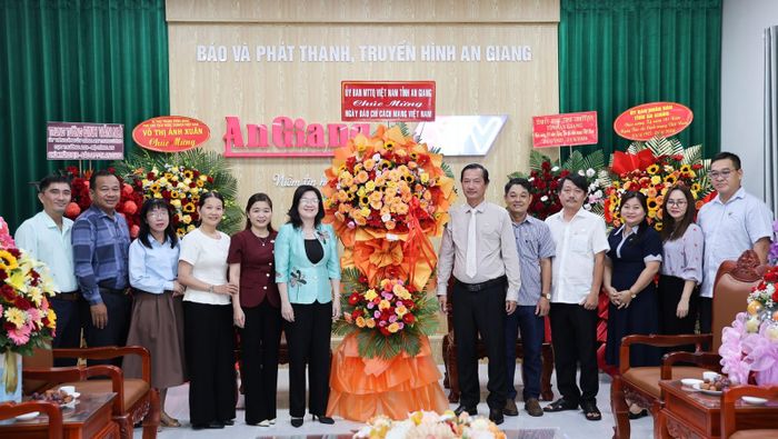 Ủy ban MTTQ Việt Nam tỉnh An Giang tặng hoa chúc mừng Báo và Phát thanh - Truyền hình An Giang nhân Ngày Báo chí Cách mạng Việt Nam.