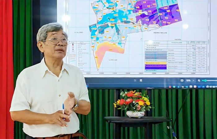 Đại diện Phân viện Quy hoạch và Thiết kế nông nghiệp trình bày đề án xây dựng Bản đồ Nông hóa - Thổ nhưỡng phục vụ tái cơ cấu ngành nông nghiệp xã An Cư.