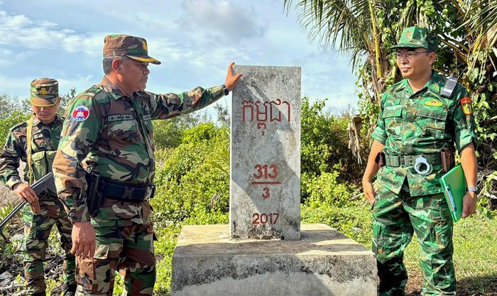 Lực lượng Đồn biên phòng cửa khẩu quốc tế Hà Tiên (tỉnh An Giang, Việt Nam) và Tiểu đoàn 335 (tỉnh Kam Pốt, Vương quốc Campuchia) tiến hành tuần tra song phương.